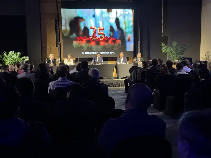 Aniversario corporativo con pantalla LED y mesa de autoridades