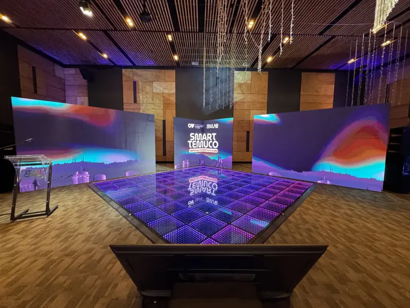 Escenario corporativo con pantallas LED y pista iluminada