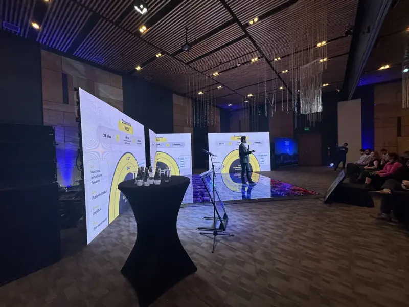 Charla con pantallas LED verticales y pista LED en salón de eventos