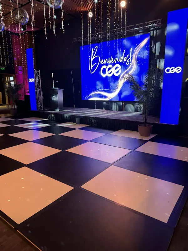 Escenario con pantalla LED de bienvenida y pista de ajedrez