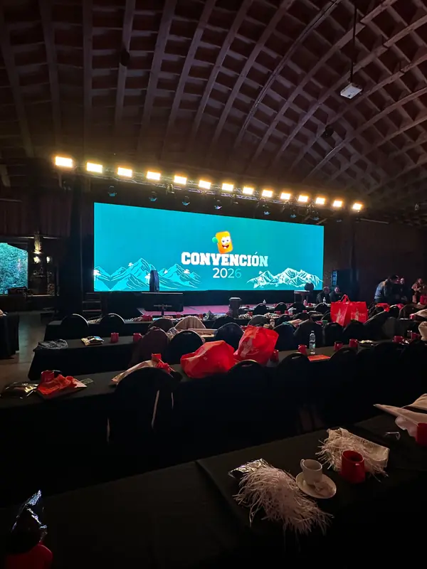Convención con pantalla LED gigante en Temuco