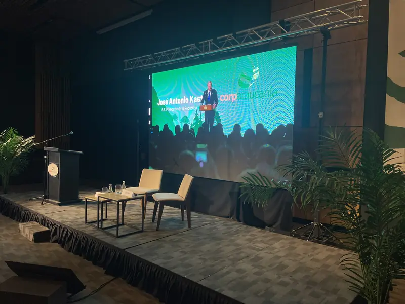 Foro empresarial con pantalla LED sobre el escenario