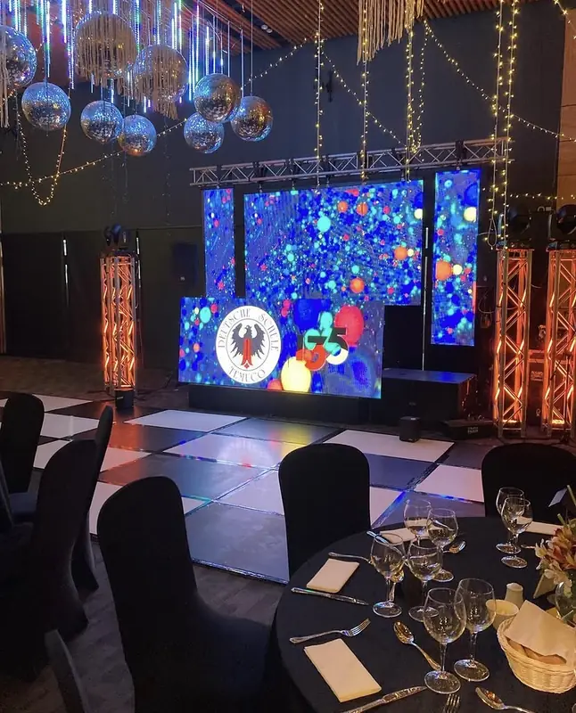 Escenario de fiesta con pantalla LED, truss y bolas disco