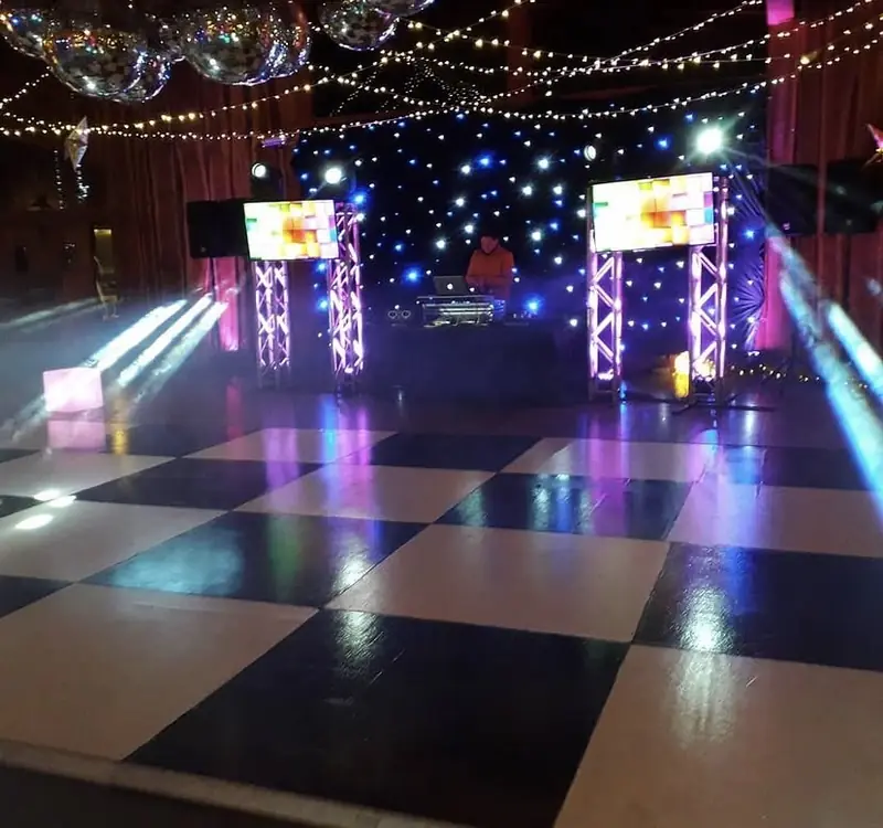 Pista de baile con pantallas LED y robóticos