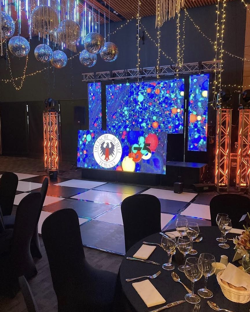 Escenario LED con truss y bolas disco · AO Producción
