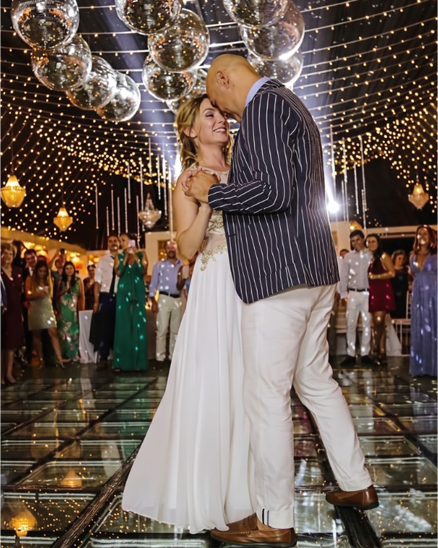 Primer baile bajo las bolas disco · AO Producción