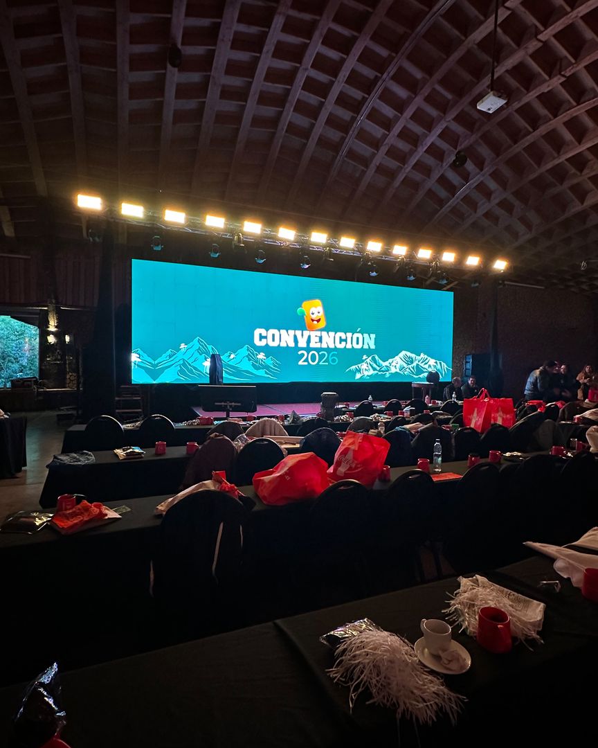 Convención con pantalla LED gigante · AO Producción