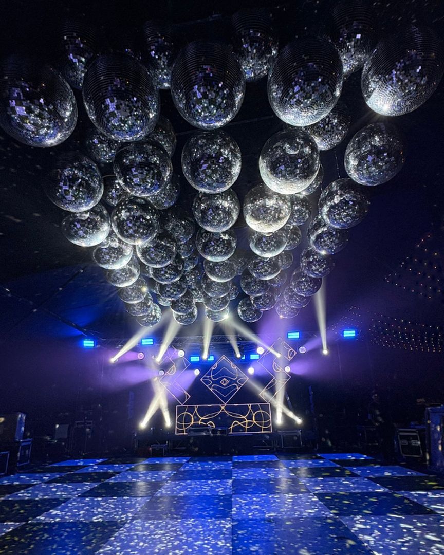 Cielo de bolas disco con haces de luz · AO Producción