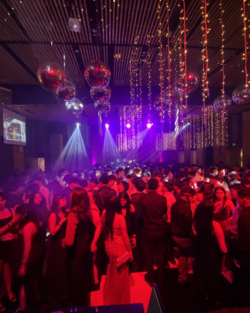Pista de baile con iluminación roja · AO Producción